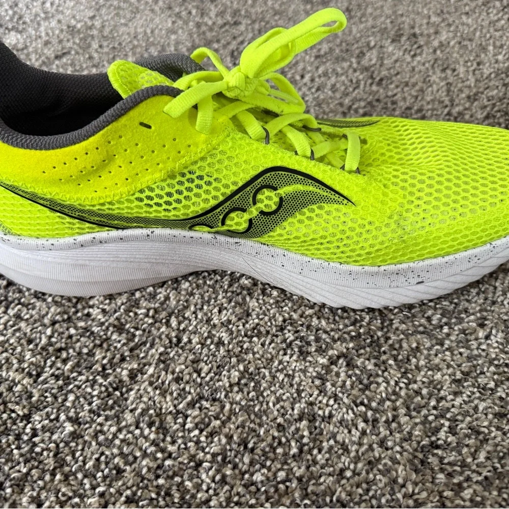 Men’s Saucony Kinvara 14 Neon Yellow Running Shoes - Picture 4 of 6